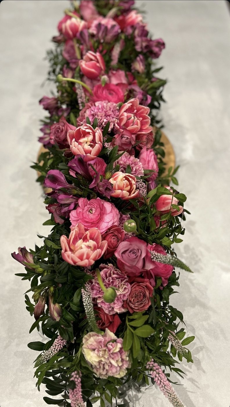 Floral table runner in shades of pink