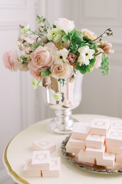 Pastel centrepiece with guest favours