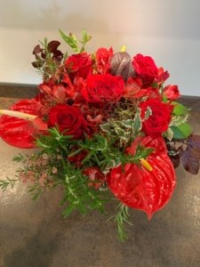 cette photo represente un bouquet rouge d'anthurium et roses