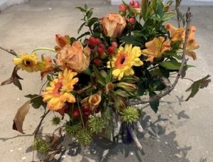Cette image représente la réalisation de bouquets pour un cours d'art floral automne et branchages