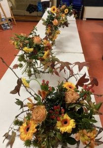 Cette image représente la réalisation de bouquets pour un cours d'art floral automne