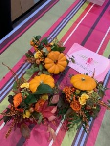 Cette image représente la réalisation de bouquets pour un cours d'art floral automne dans des petites citrouilles